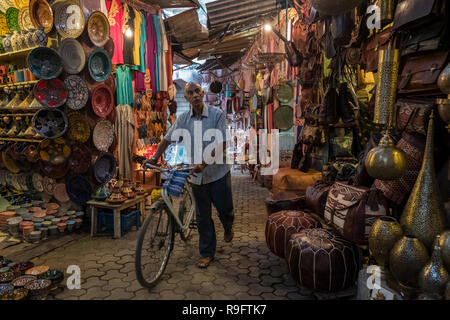 Marrakesch, Marokko - 18. September 2017: Mann mit seinem Fahrrad in einem Souk von Marrakesch Stockfoto