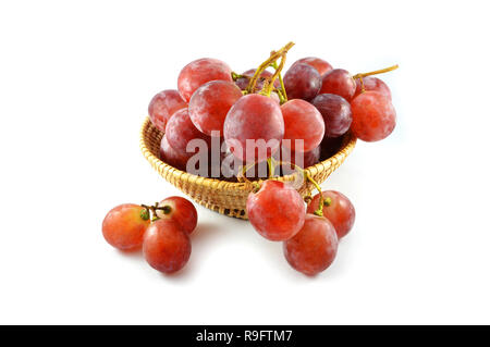 Rote Trauben aus dem Kühlschrank/verdorrten Trauben beginnen in Korb isoliert auf weißem Stockfoto