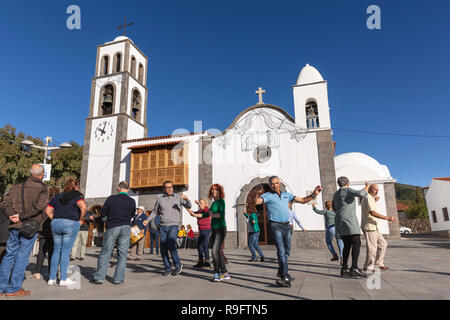 Folklore Gruppe tanzen in der Plaza in Santiago del Teide an einem sonnigen Tag, Teneriffa, Kanarische Inseln, Spanien Stockfoto