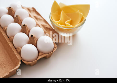 Wir Proteine Frühstück zubereiten. Die Eier werden auf dem Tisch liegen in der Nähe von Käse Stockfoto