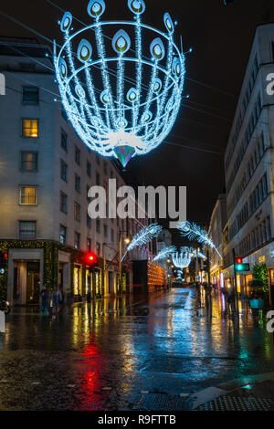 LONDON - Dezember 23, 2018: Christbaumschmuck in New Bond Street, Londons berühmten West End. Das Gebiet ist die Heimat vieler Fashion Outlets, die sel Stockfoto