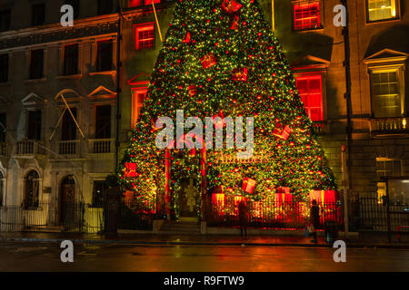 LONDON, Großbritannien - 23 Dezember, 2018: Berühmte private club Annabel in Berkeley Square, London schmückt Eingang in das Gebäude mit einem riesigen Weihnachten t Stockfoto