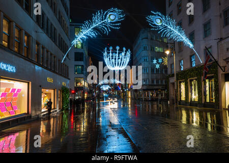 LONDON, Großbritannien - 23 Dezember, 2018: Christbaumschmuck in New Bond Street, Londons berühmten West End. Das Gebiet ist die Heimat vieler Fashion Outlets, Stockfoto