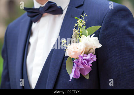 Hochzeit Anstecker auf Klage der Bräutigam. Hochzeit Zubehör Stockfoto