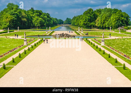 Schöne Luftaufnahme des Grand Parterre und den zentralen Kanal in Schloss Nymphenburg, München, Bayern, Deutschland. Das gartenparterre ist immer noch ein... Stockfoto