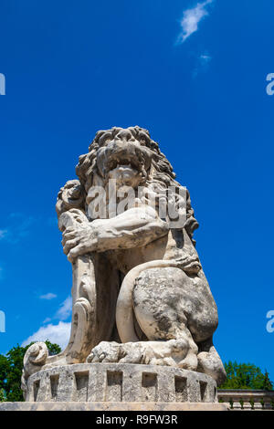 Super Low Angle View einer heroischen lion Statue aus Stein mit einem schönen blauen Himmel Hintergrund an einem schönen sonnigen Tag am berühmten Schloss Nymphenburg... Stockfoto