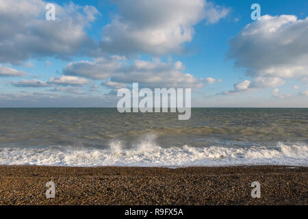 Wellen auf den Strand in Walmer, Deal, Kent, Großbritannien Stockfoto