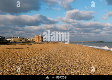 Wellen auf den Strand in Walmer, Deal, Kent, Großbritannien Stockfoto