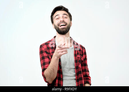 Spanischer Mann verspotten sie oder Lachen auf seinem Freund Witz Stockfoto