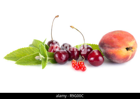 Pfirsich und reife Beeren sind auf weißem Hintergrund Stockfoto