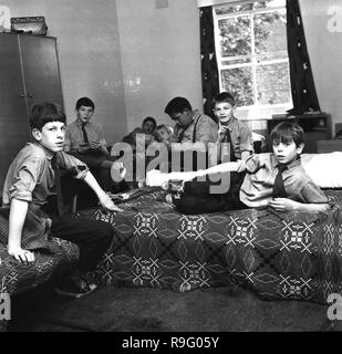 1968, South London und einen jungen Internat, Bild zeigt eine Gruppe von britischen Schüler in ihre Uniform sitzen zusammen in ihren Schlafsaal oder Schlafbereich, England, UK. Stockfoto