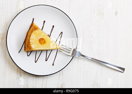 Stück Ananas auf den Kopf Kuchen. Ansicht von oben. Stockfoto