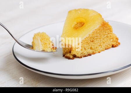 Stück Ananas auf den Kopf Kuchen und Gabel Stockfoto