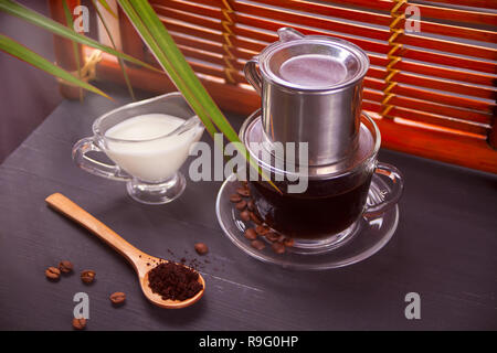 Traditionelle vietnamesische Kaffee auf rustikalen Hintergrund im orientalischen Stil Stockfoto