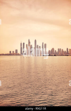 Dubai Waterfront Skyline bei Sonnenuntergang, Farbe getonte Bild, Vereinigte Arabische Emirate.