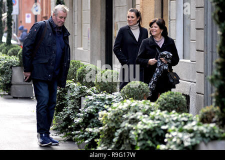 Alena Šeredová shopping mit ihren Eltern in der Innenstadt von Mailand, Italien. Mit: Alena Šeredová, Alena Seredova Wo: Mailand, Lombardei, Italien Wann: 22.11.2018: IPA/WENN.com ** Nur für die Veröffentlichung in Großbritannien, den USA, Deutschland, Österreich, Schweiz ** verfügbar Stockfoto