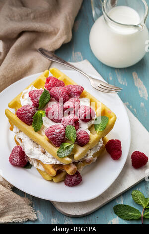 Selbstgemachte Waffeln mit Himbeeren oben Stockfoto