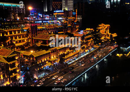 Chongqing, China. Juni 23, 2018. Die Hongya höhlen Scenic Area, in der Nacht in Yuzhong district Chongqing China beleuchtet. Stockfoto