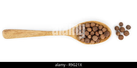 Allspices oder Jamaika Pfeffer in der Kochlöffel auf weißem Hintergrund. Ansicht von oben. Stockfoto