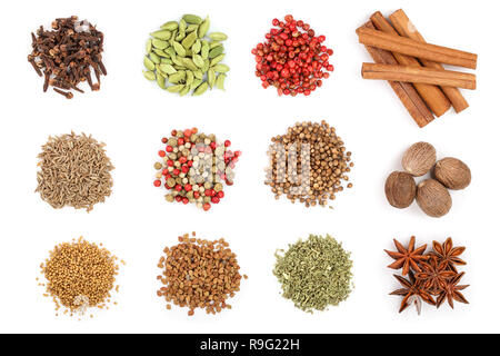 Mix oder verschiedene Gewürze auf einem weißen Hintergrund. Ansicht von oben. Flach. Eingestellt oder Sammlung. Stockfoto