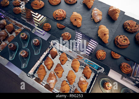 Catering-Dienstleistungen-Hintergrund mit Snacks auf Gäste-Tisch im Restaurant-Event-party Stockfoto