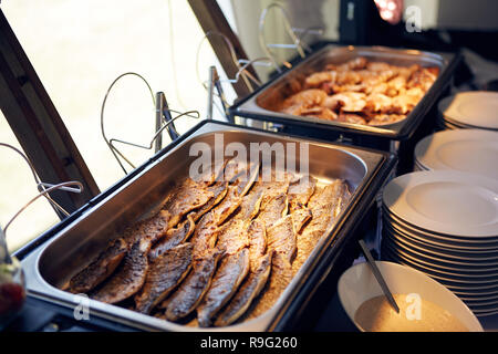 Catering-Dienstleistungen-Hintergrund mit Snacks auf Gäste-Tisch im Restaurant-Event-party Stockfoto