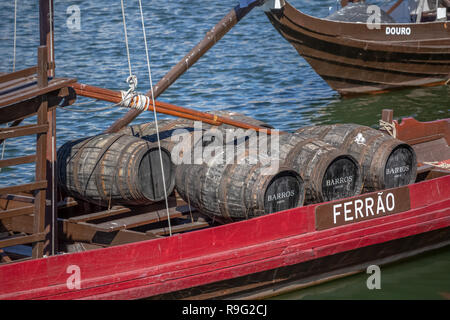 Porto/Portugal - 10/02/2018: Detaillierte Ansicht im Porto Weinfässer auf Rabelo Boot, auf dem Fluss Douro Stockfoto