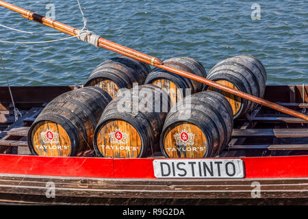 Porto/Portugal - 10/02/2018: Detaillierte Ansicht im Porto Weinfässer auf Rabelo Boot, auf dem Fluss Douro Stockfoto