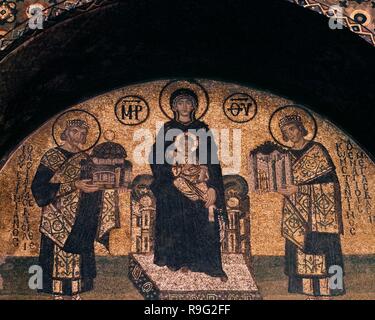 VIRGEN CON EL NIÑO, RODEADA DE CONSTANTINO (DCHA) Y JUSTINIANO QUE LE OFRECE LA IGLESIA DE SANTA SOFIA - MOSAICO DEL SIGLO X Ort: SANTA SOFIA DE CONSTANTINOPLA. ISTANBUL. TURQUIA. Stockfoto