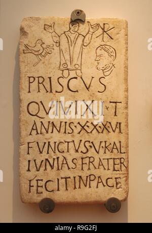 Italien. Die frühen Christen. Roman funerary Stele von Prisco. Inschrift: Christian Phrase erscheint "in Pace". Das Symbol der Taube und der Olivenzweig und das Monogramm von Konstantin T. 4. Jahrhundert n. Bäder von Diocletian, Teil der nationalen Römischen Museum Rom. Italien. Stockfoto