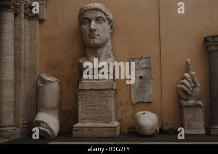 Konstantin der Große (Flavius Valerius Constantinus Augustus) Aurelius (272-337). Römische Kaiser von 306-337. Wissen als der erste römische Kaiser zum Christentum zu bekehren. Leiter der kolossalen Constantines Statue. Die Kapitolischen Museen. Rom. Italien. Stockfoto