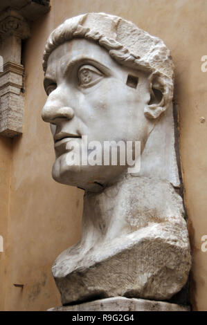 Konstantin der Große (Flavius Valerius Constantinus Augustus) Aurelius (272-337). Römische Kaiser von 306-337. Wissen als der erste römische Kaiser zum Christentum zu bekehren. Leiter der kolossalen Constantines Statue. Die Kapitolischen Museen. Rom. Italien. Stockfoto