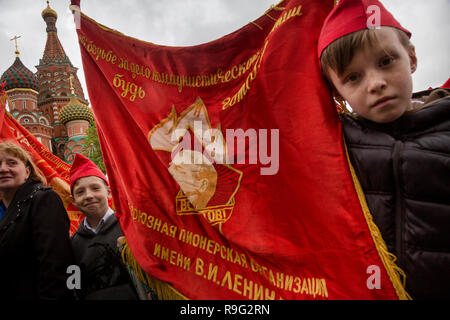 Menschen nehmen an der offiziellen Zeremonie der Einweihung Kinder in die Junge Pioneer Jugend kommunistische Gruppe auf dem Roten Platz in Moskau Stockfoto