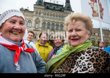 Menschen nehmen an der offiziellen Zeremonie der Einweihung Kinder in die Junge Pioneer Jugend kommunistische Gruppe auf dem Roten Platz in Moskau Stockfoto