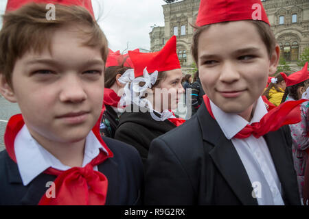 Menschen nehmen an der offiziellen Zeremonie der Einweihung Kinder in die Junge Pioneer Jugend kommunistische Gruppe auf dem Roten Platz in Moskau Stockfoto