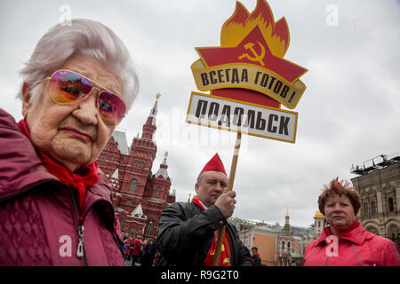 Menschen nehmen an der offiziellen Zeremonie der Einweihung Kinder in die Junge Pioneer Jugend kommunistische Gruppe auf dem Roten Platz in Moskau Stockfoto