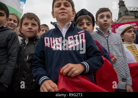 Menschen nehmen an der offiziellen Zeremonie der Einweihung Kinder in die Junge Pioneer Jugend kommunistische Gruppe auf dem Roten Platz in Moskau Stockfoto