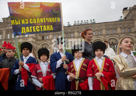 Menschen nehmen an der offiziellen Zeremonie der Einweihung Kinder in die Junge Pioneer Jugend kommunistische Gruppe auf dem Roten Platz in Moskau Stockfoto