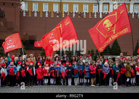 Menschen nehmen an der offiziellen Zeremonie der Einweihung Kinder in die Junge Pioneer Jugend kommunistische Gruppe auf dem Roten Platz in Moskau Stockfoto