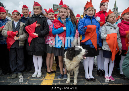 Menschen nehmen an der offiziellen Zeremonie der Einweihung Kinder in die Junge Pioneer Jugend kommunistische Gruppe auf dem Roten Platz in Moskau Stockfoto