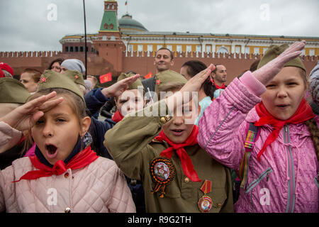 Menschen nehmen an der offiziellen Zeremonie der Einweihung Kinder in die Junge Pioneer Jugend kommunistische Gruppe auf dem Roten Platz in Moskau Stockfoto