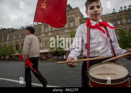 Menschen nehmen an der offiziellen Zeremonie der Einweihung Kinder in die Junge Pioneer Jugend kommunistische Gruppe auf dem Roten Platz in Moskau Stockfoto