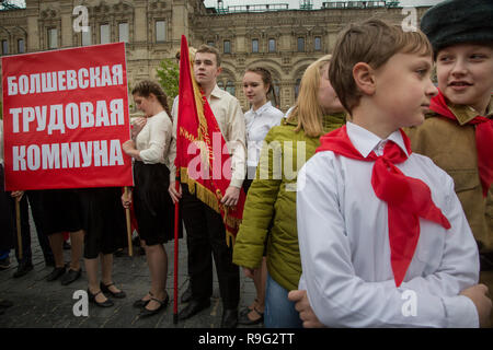 Menschen nehmen an der offiziellen Zeremonie der Einweihung Kinder in die Junge Pioneer Jugend kommunistische Gruppe auf dem Roten Platz in Moskau Stockfoto