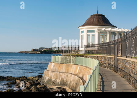 Cliff Walk entlang der felsigen Küste von Newport, Rhode Island Stockfoto