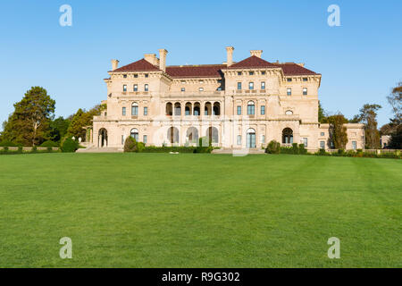 NEWPORT, Rhode Island - 30. SEPTEMBER 2018: Das Breakers Vanderbilt mansion entlang der Küste von Newport, Rhode Island Stockfoto