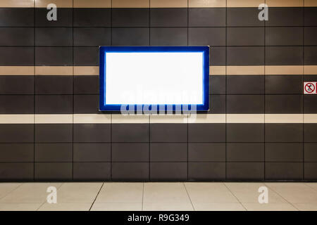 Leere Plakatwand in der U-Bahn station/große horizontale Poster über die U-Bahn Station. Stockfoto