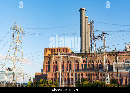 Elektrische Kraftwerk mit Hochspannungsleitungen Stockfoto