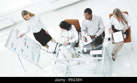 Junge Frau sucht ihre Idee der Präsentation vor Kollegen an der Konferenz Stockfoto