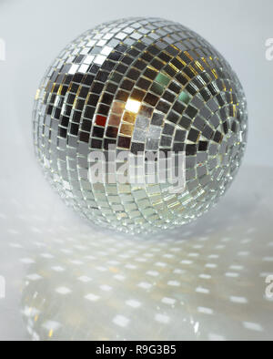 Mirror Ball. auf einem dunklen Hintergrund isoliert. Foto mit Kopie Raum Stockfoto