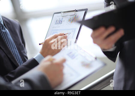 Nahaufnahme, Geschäftsmann arbeiten mit Daten des Diagramms im Büro Stockfoto